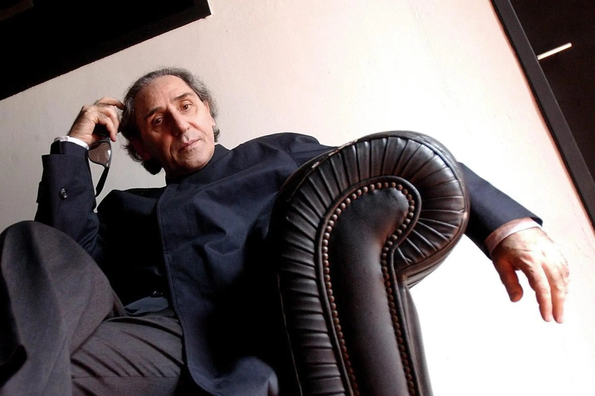 epa09207952 (FILE) - Italian singer and composer Franco Battiato poses during the presentation of his first film 'Perduto amor' in Barcelona, Spain, 23 April 2004 (reissued 18 May 2021). According to various media quoting his family, Battiato has passed away at his residence in Milo earlier in the day, aged 76.  EPA/ALBERTO ESTEVEZ