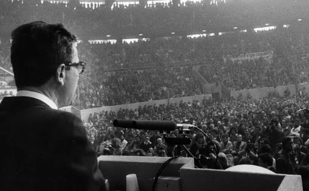 Davanti alla platea del 15esimo congresso del Pci, a Roma, nel 1979