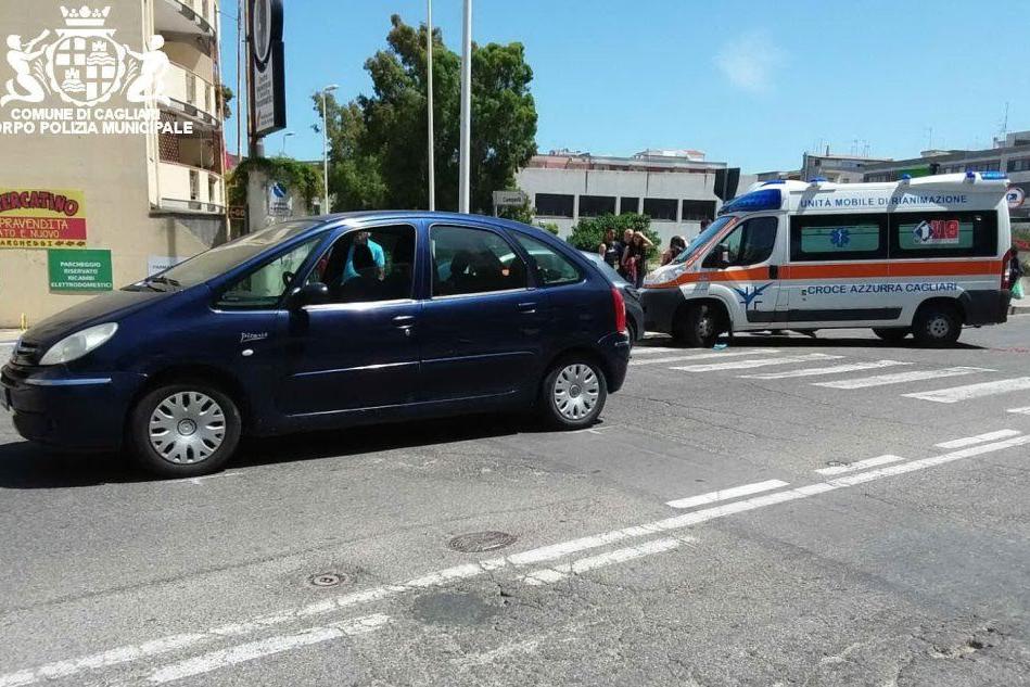 Cagliari, tampona un'auto e travolge un pedone: 16enne in ospedale