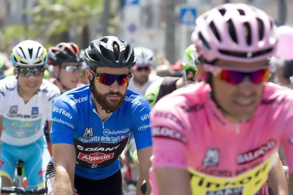 Simon Geschkecon la maglia blu