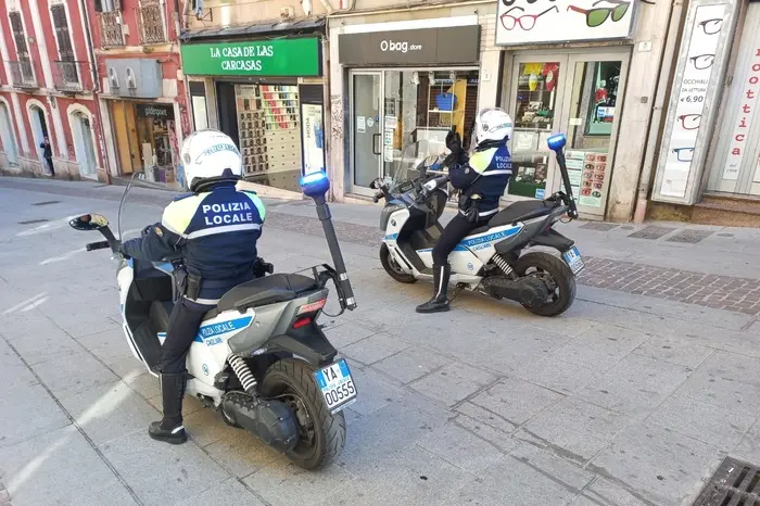 Agenti della Municipale a Cagliari (Ansa)