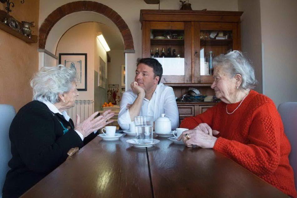 Renzi a colazione con le nonne. L'affondo di Letta: &quot;Una corsa verso l'abisso&quot;