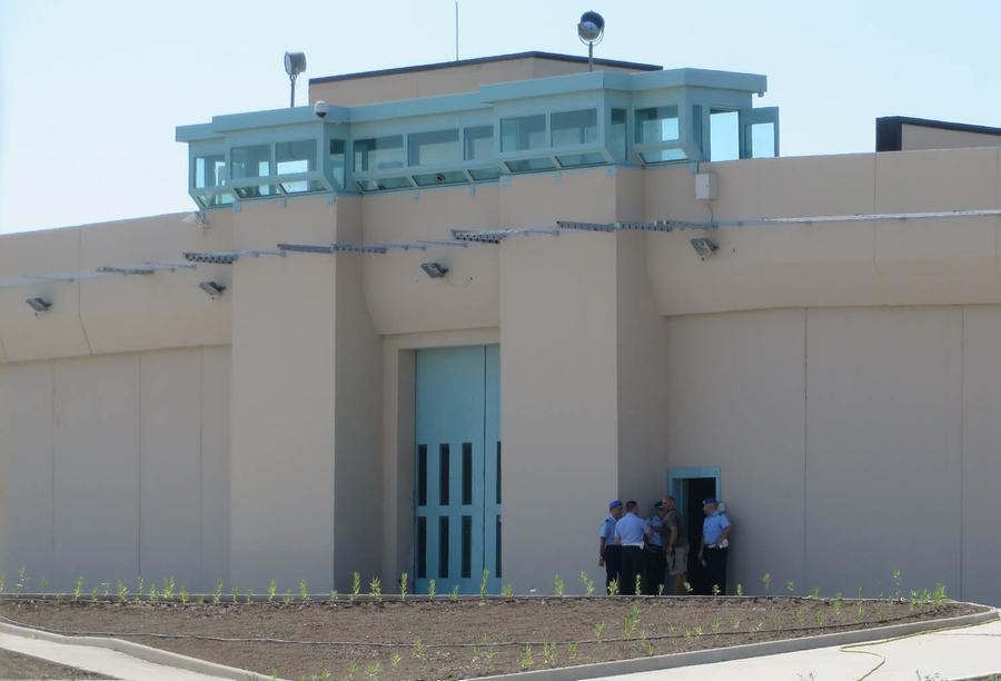 Bancali, prima l’incendio in cella e poi un detenuto aggredito: «Situazione fuori controllo»