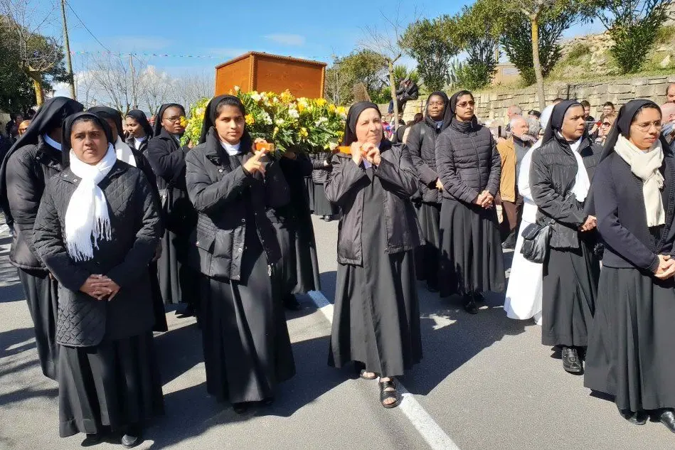 L'arrivo dei resti di padre Felice Prinetti a Genoni (foto L'Unione Sarda - Pintori)