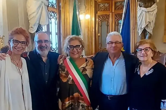 Familiari di Gavino Mura e la sindaca di Stintino (foto concessa)