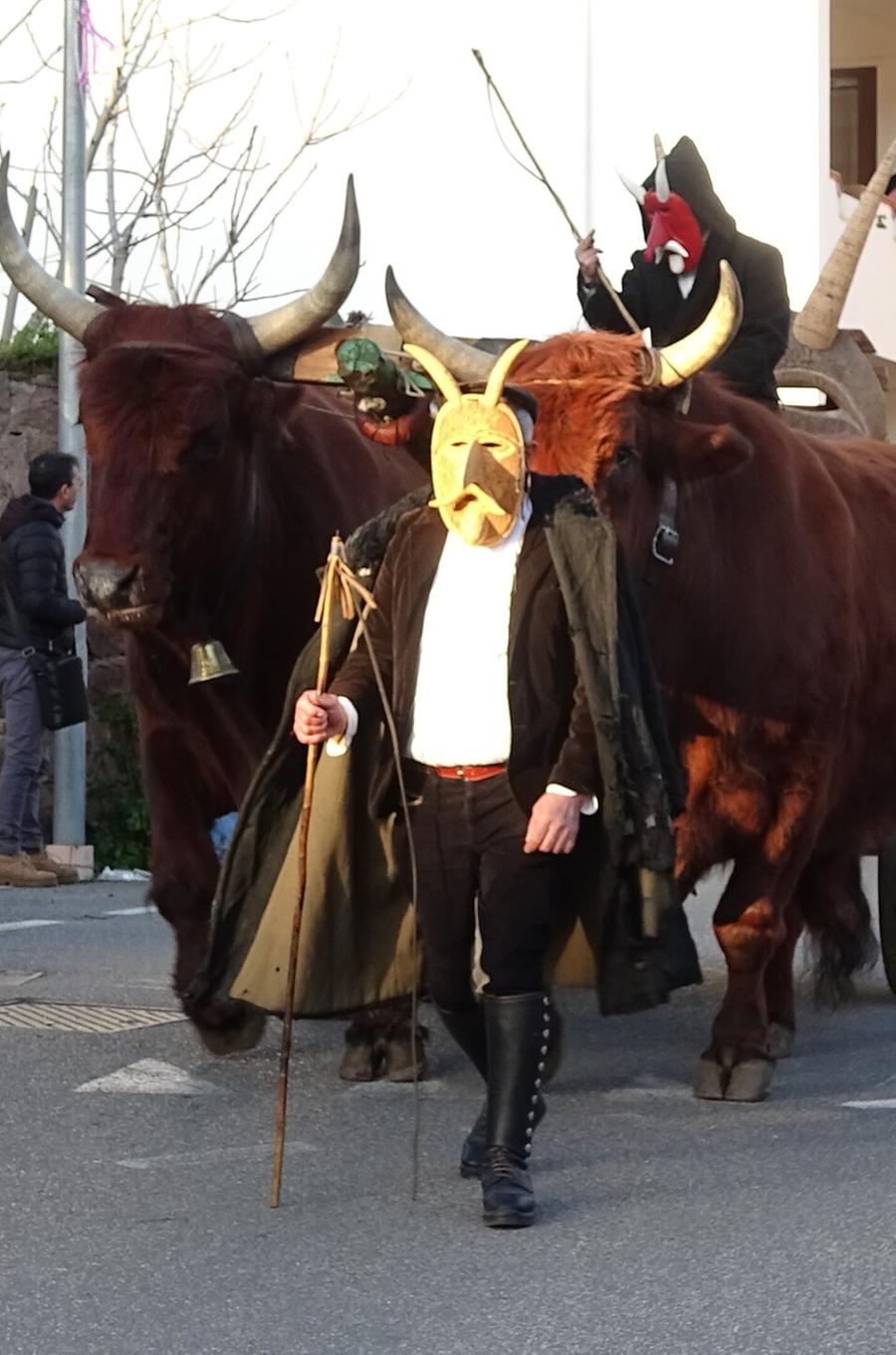 Sfilata in maschera dopo il lutto