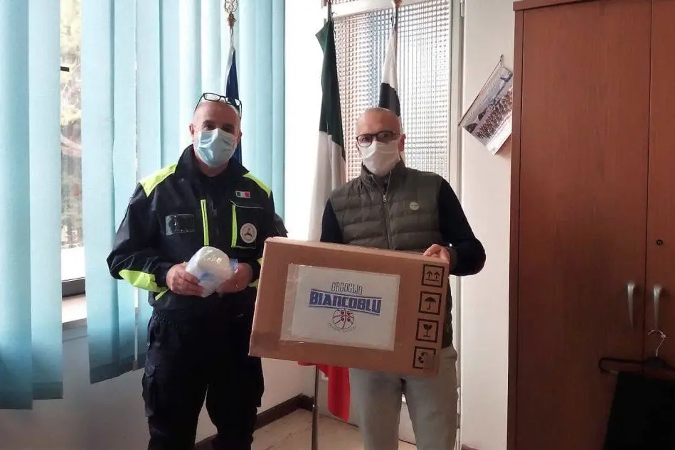 La consegna delle prime mascherine alla Protezione Civile (foto ufficio stampa)
