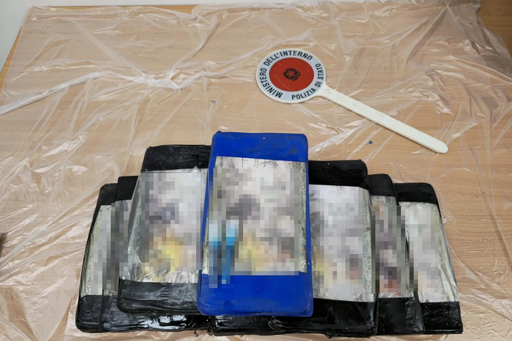 I panetti di cocaina sequestrati (Foto: Murru)