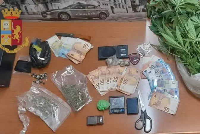 La droga e i soldi sequestrati (foto polizia di Cagliari)