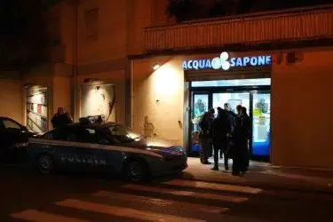 Le forze dell'ordine nel negozio dopo la rapina