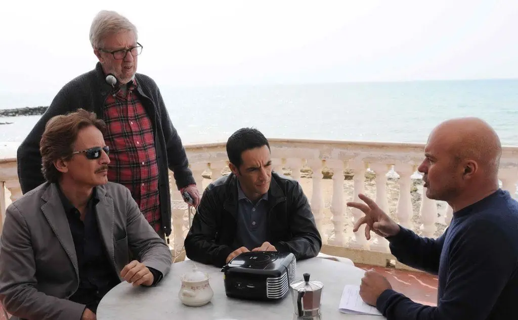 Da sinistra Cesare Bocci, il regista Alberto Sironi, Peppino Mazzotta e Luca Zingaretti in una foto di scena della fiction tv (Ansa)