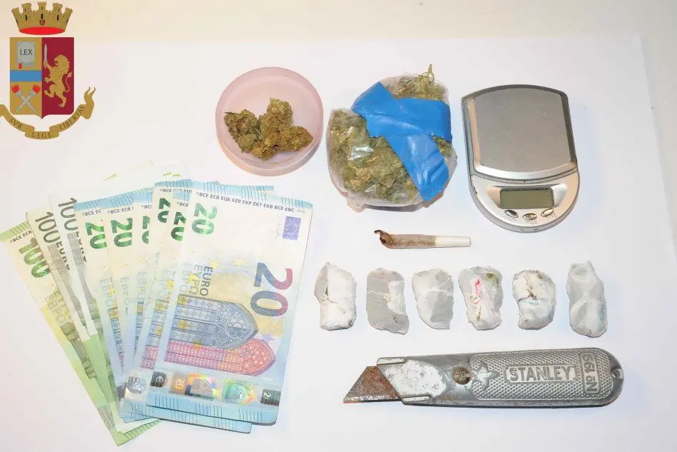 Il materiale sequestrato (foto Polizia)