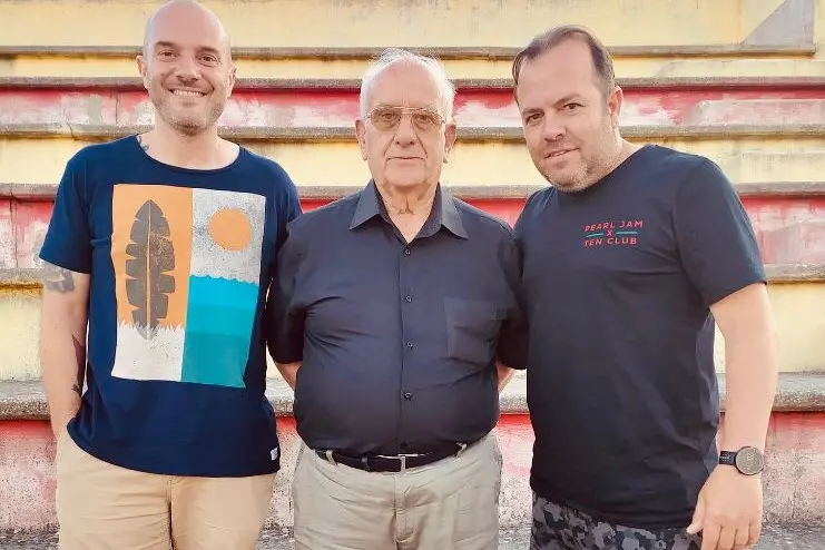 Al centro il presidente del Florinas calcio Tonino Era, alla sua sinistra il nuovo allenatore Gabriele Porcu, alla sua destra il vice Roberto Congiatta (L'Unione Sarda - Tellini)