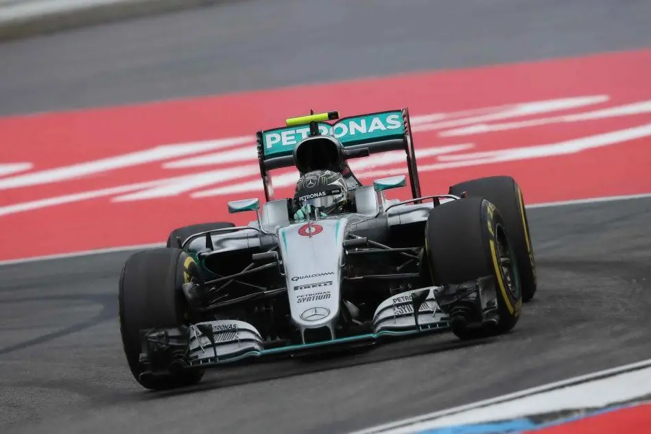 Nico Rosberg in pista sulla Mercedes