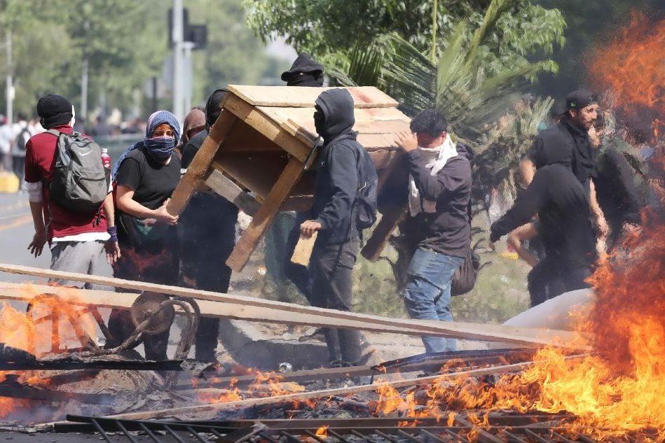 Proteste in Cile, il presidente Pinera: &quot;Il Paese è in guerra&quot;