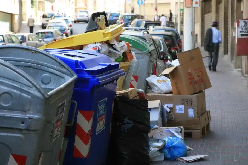 Cassonetti per la raccolta dei rifiuti a Cagliari