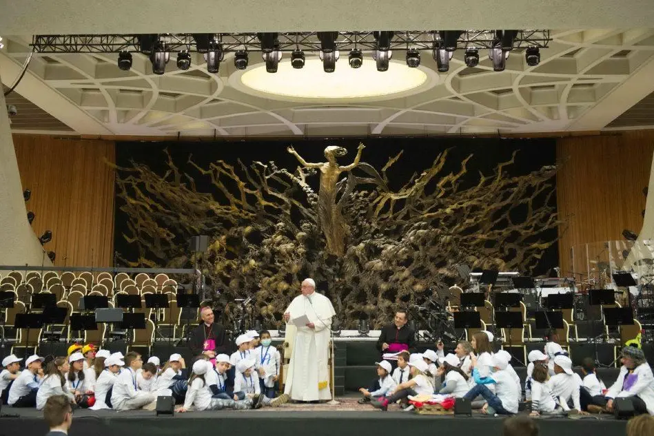 Il Papa in mezzo ai bambini