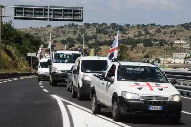 La carovana del "popolo delle partite iva". Foto Massimo Locci