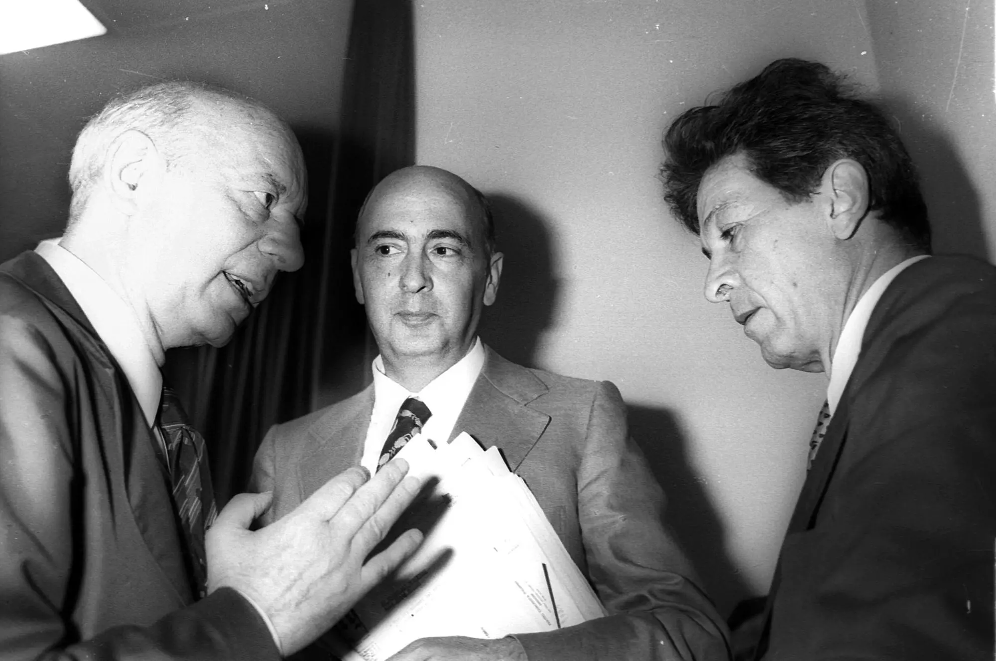 Giorgio Napolitano (al centro) tra Giancarlo Pajetta ed Enrico Berlinguer (archivio Ansa)
