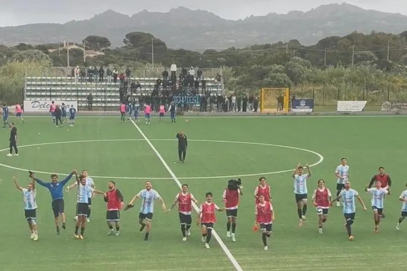 La grande gioia dell'Ilvamaddalena 1903 per la vittoria play-off (foto concessa)