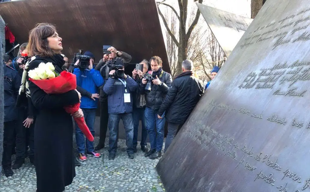 Laura Boldrini depone fiori al Memoriale degli schiavi di Hitler