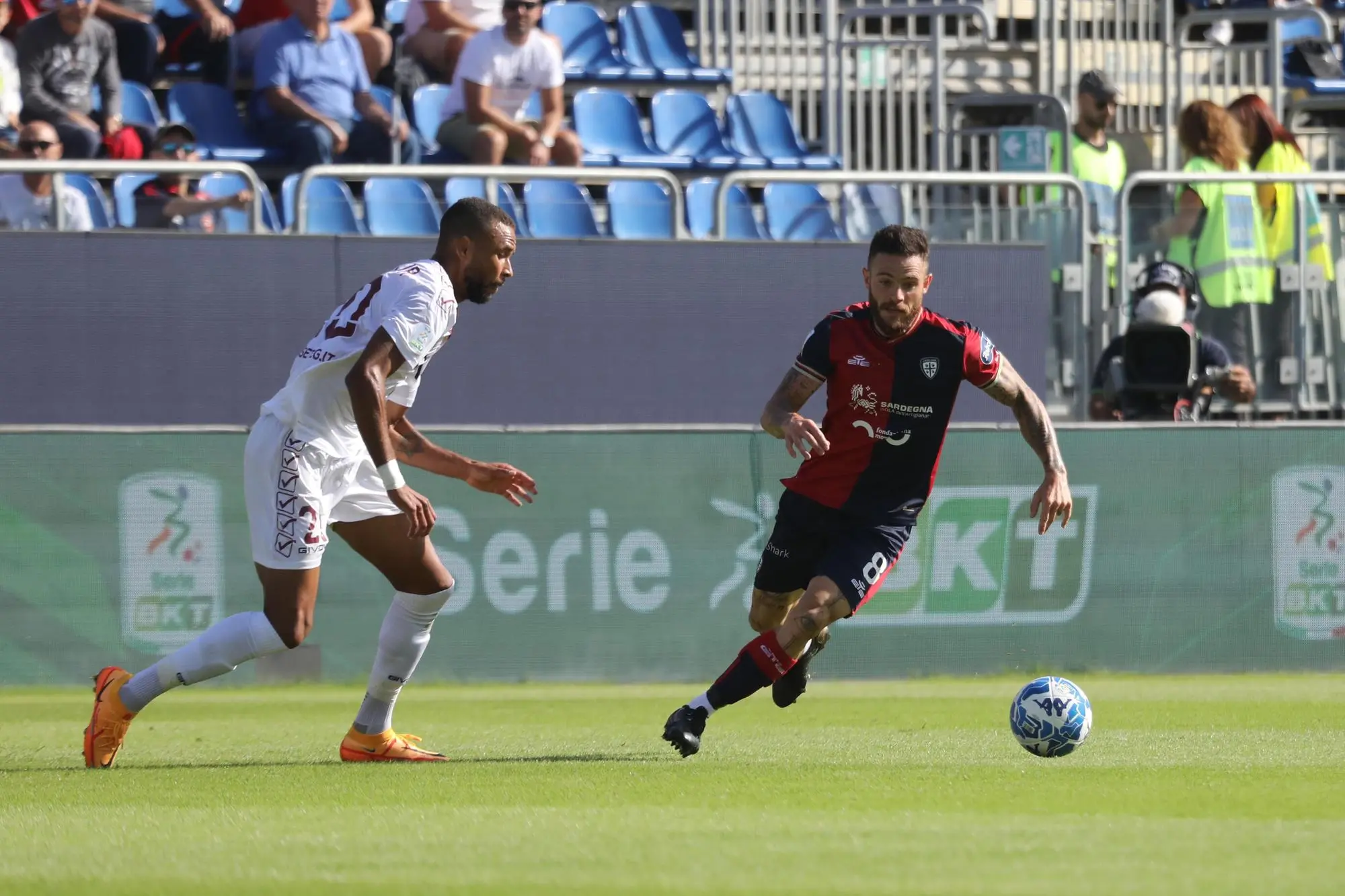 Cagliari-Reggina, Nandez in azione (foto Max Solinas)