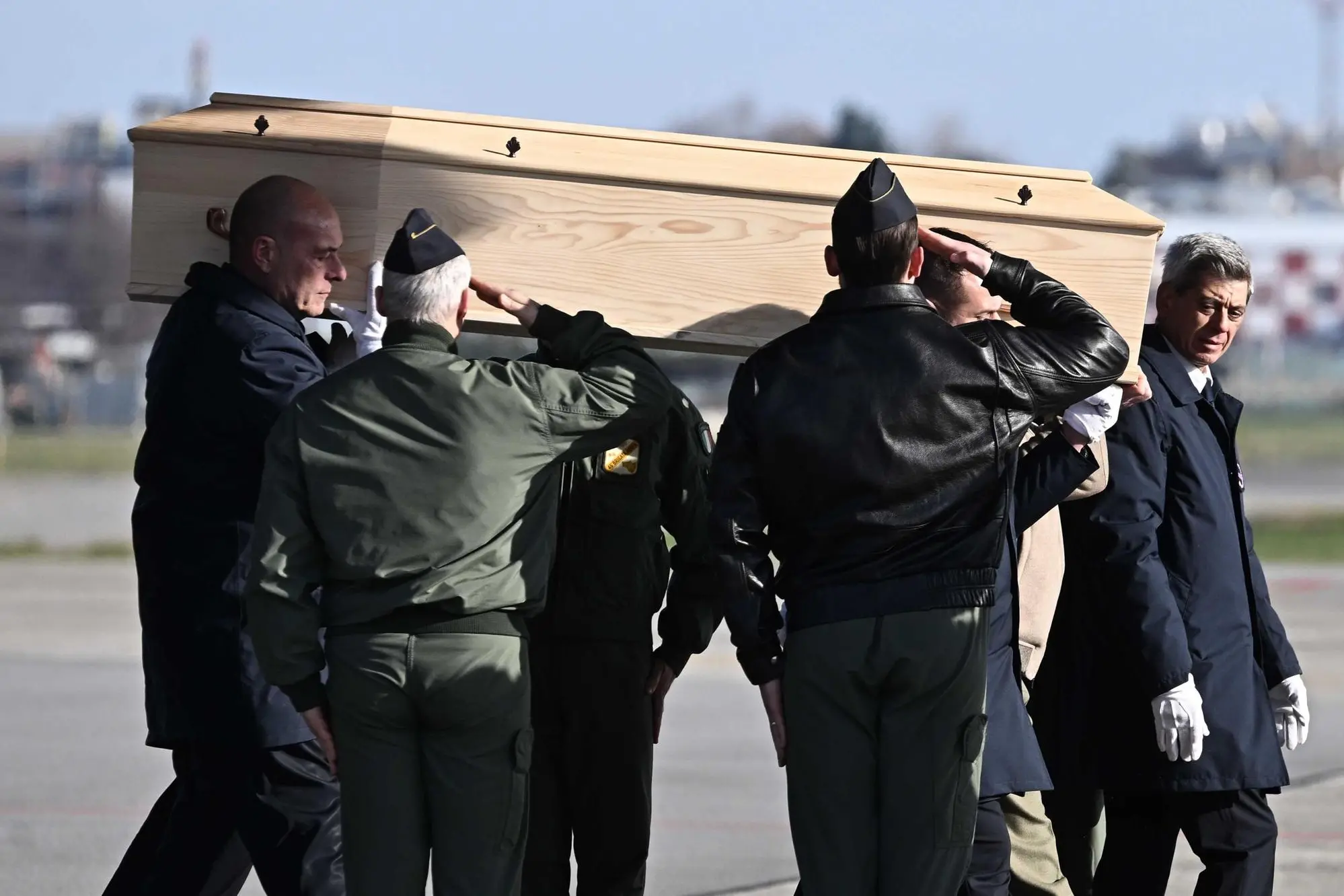 Lo sbarco delle salme (Ansa)