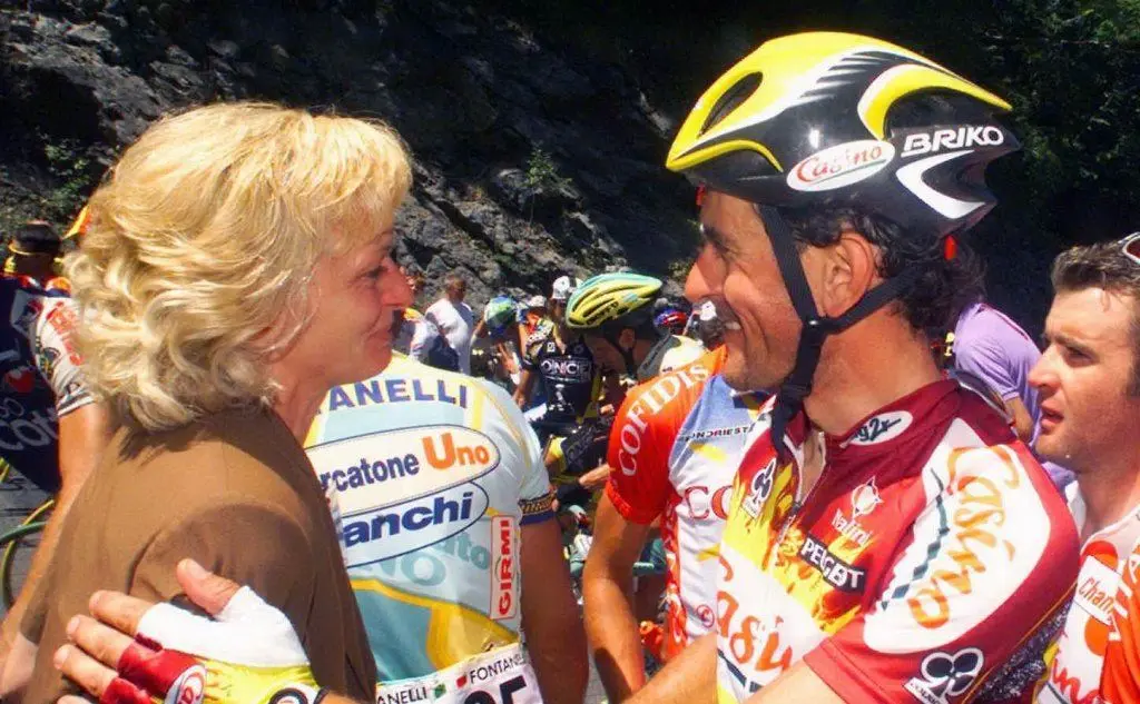 I ciclisti consolano la madre