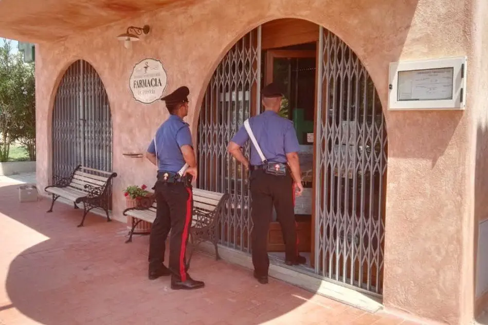 I carabinieri davanti alla farmacia di piazza Italia