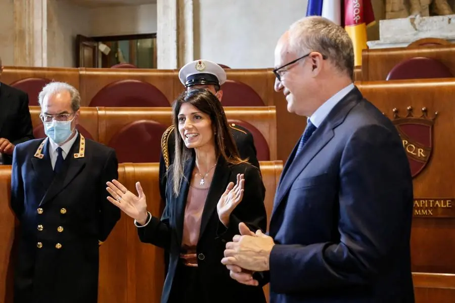 Il passaggio di consegne tra Raggi e Gualtieri (Ansa)