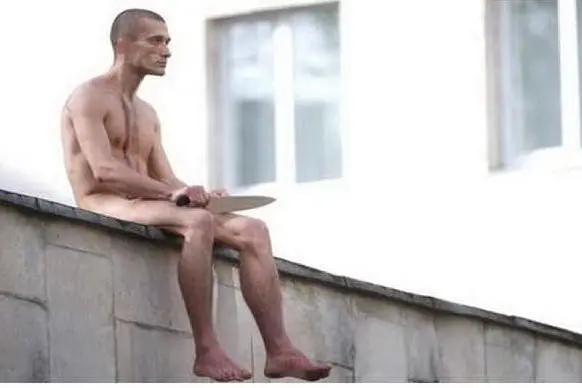 Pyotr Pavlensky durante la sua ultima protesta