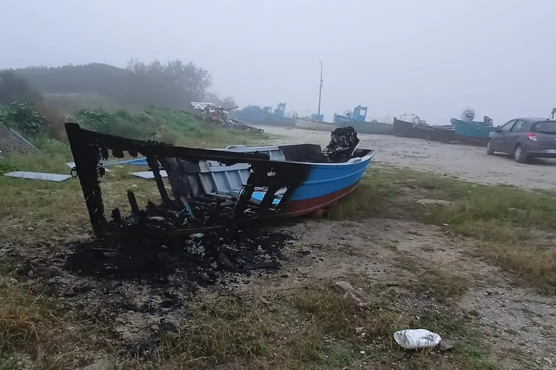 L'imbarcazione che ha preso fuoco (foto Pinna)