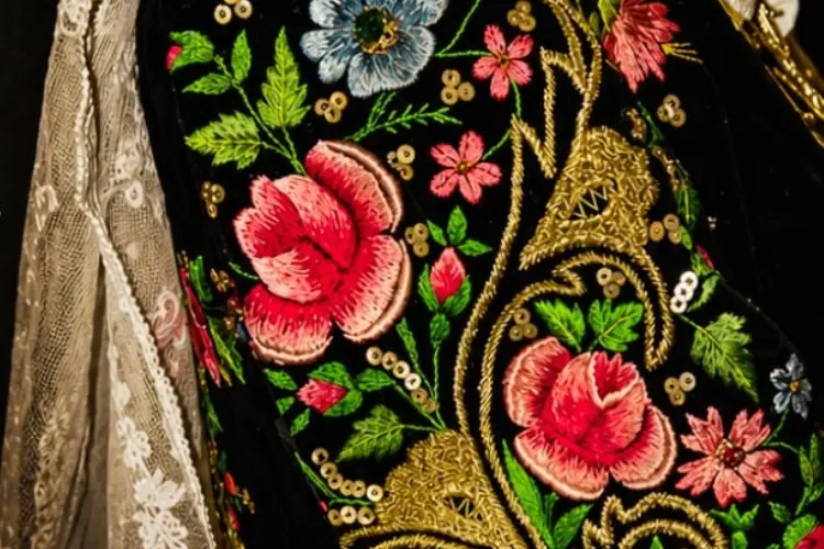 Il ricamo sull'abito tradizionale di Cossoine (foto concessa)