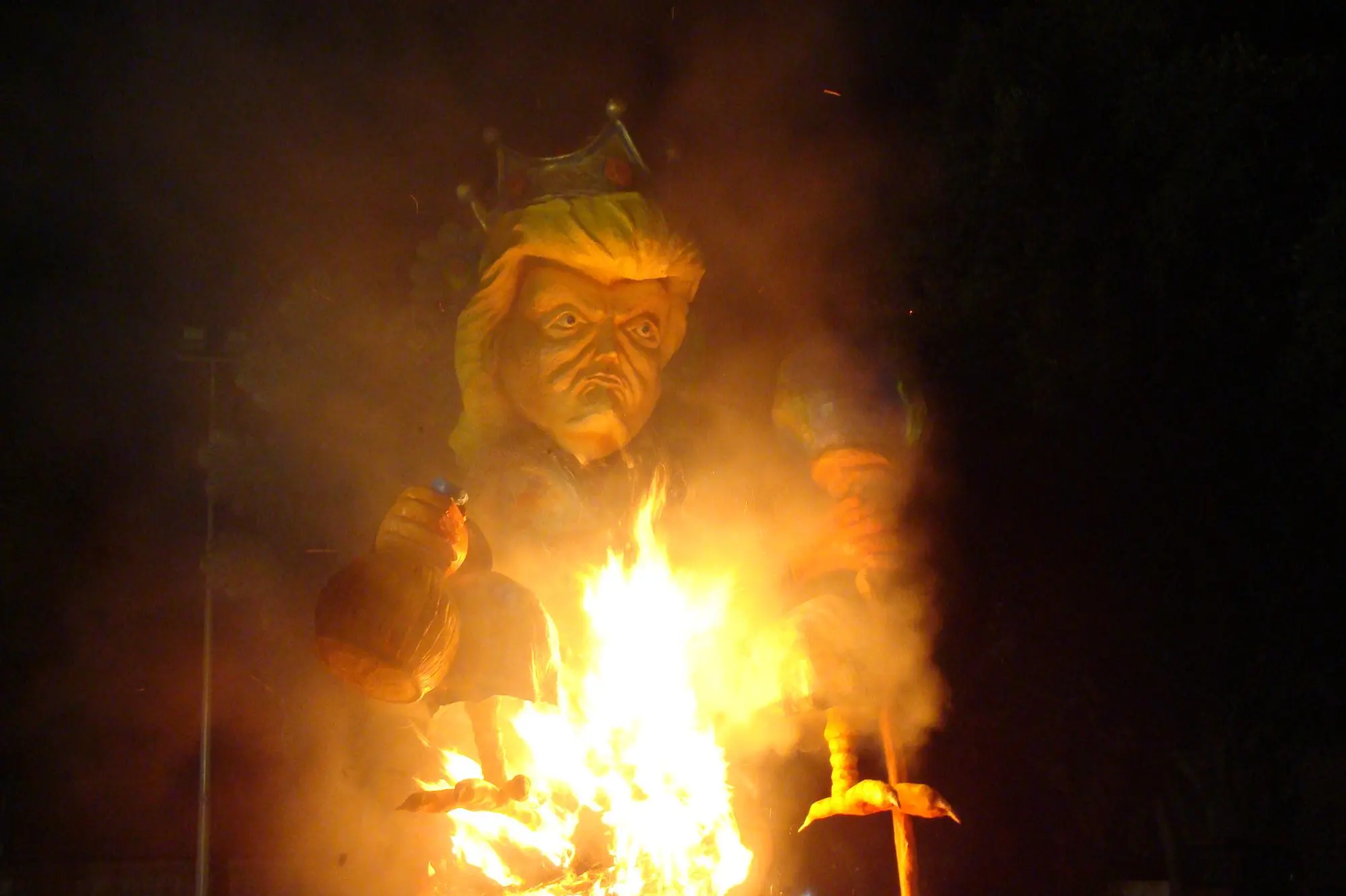 Il rogo di Re Giorgio (foto di Pier Giacomo Pala)