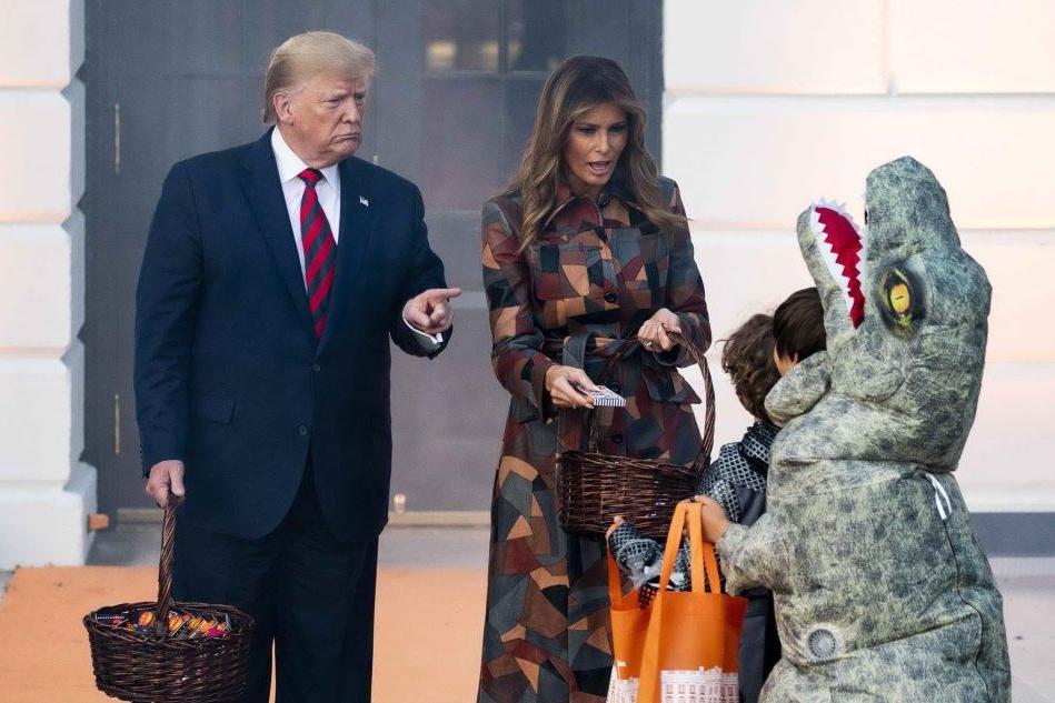 Trump alla prese con Minion e T Rex: Halloween alla Casa Bianca