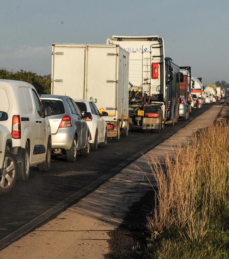 Gli scavi di Terna strozzano la litoranea per Villasimius