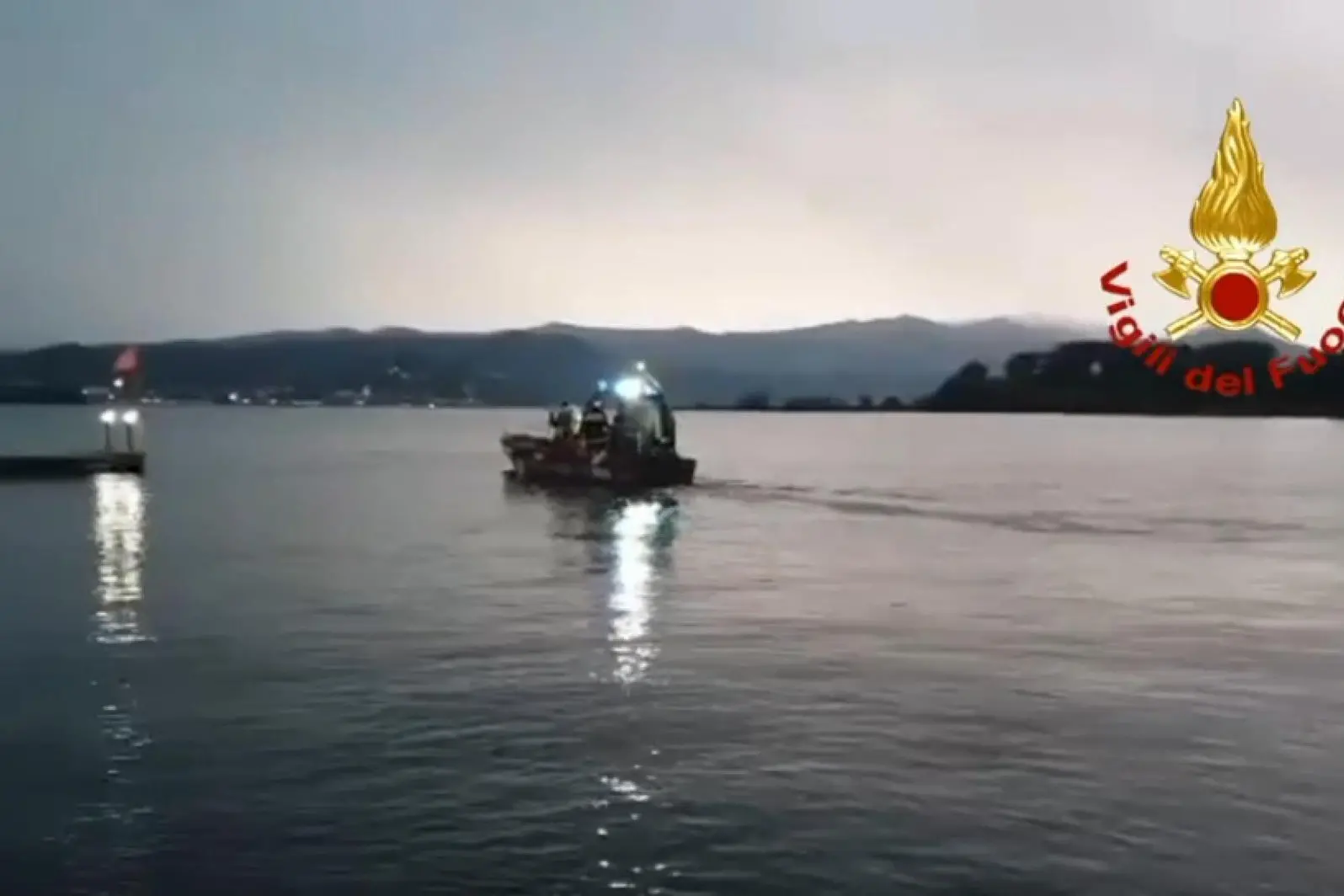 Alcuni dispersi: questo il provvisorio bilancio di un ribaltamento di una house-boat, sul Lago Maggiore all'altezza di Sesto Calende (Varese) e Arona (Novara) con a bordo una ventina, di persone sembra una comitiva di stranieri che festeggiava. È avvenuto verso le 19 per il maltempo, un violento temporale, 28 maggio 2023. ANSA/US VIGILI DEL FUOCO +++ NO SALES, EDITORIAL USE ONLY +++ NPK +++