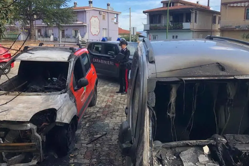 Le auto bruciate (foto carabinieri)