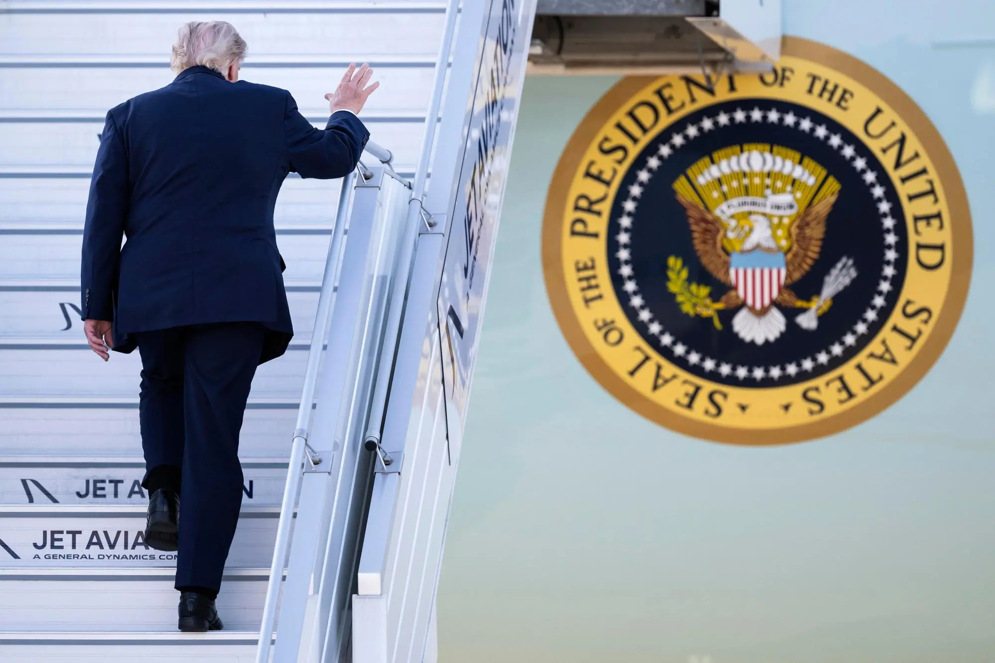 epaselect epa13044884 US President Donald Trump boards Air Force One at Geneva Airport in Geneva, Switzerland, following the G7 summit in nearby Evian, 17 June 2026. The 52nd G7 Summit took place in Evian-les-Bains, France from 15 to 17 June 2026. EPA/MARTIAL TREZZINI / POOL