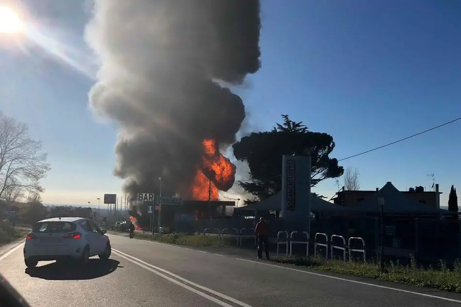 Due morti e 17 feriti nell'esplosione di un'autocisterna in provincia di Rieti