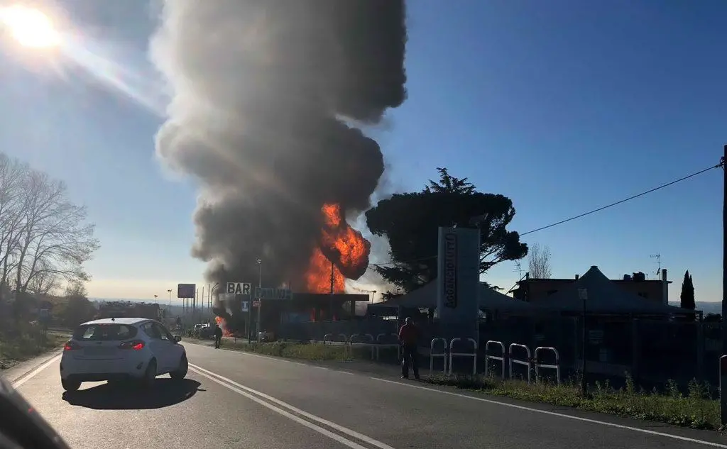 Due morti e 17 feriti nell'esplosione di un'autocisterna in provincia di Rieti