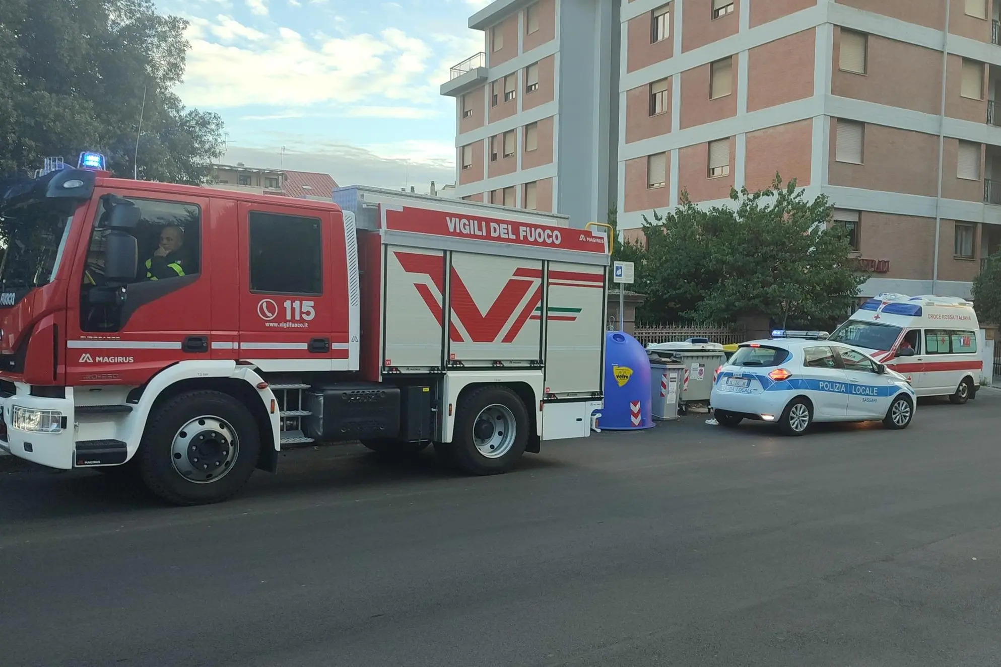 Vigili del fuoco, ambulanza e polizia locale in via Duca degli Abruzzi (L'Unione Sarda - Tellini)
