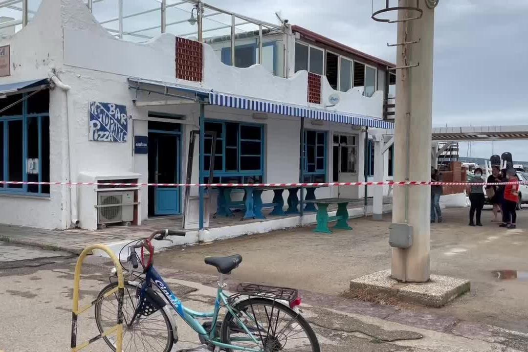 Un incendio danneggia il bar Kambusa al porto di Calasetta