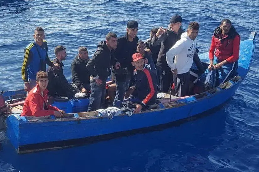 Alcuni migranti arrivati a bordo di un barchino