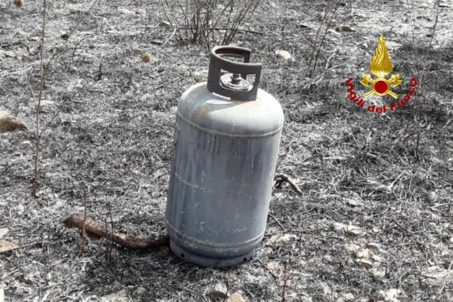 Localizzata anche una bombola di GPL immediatamente raffreddata e messa in sicurezza