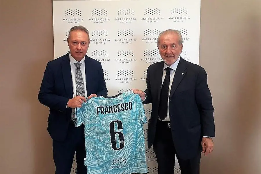 Francesco Ghirelli, a destra, capo della Lega di Serie C, con il presidente dell'Olbia Alessandro Marino (Archivio/Olbia calcio)