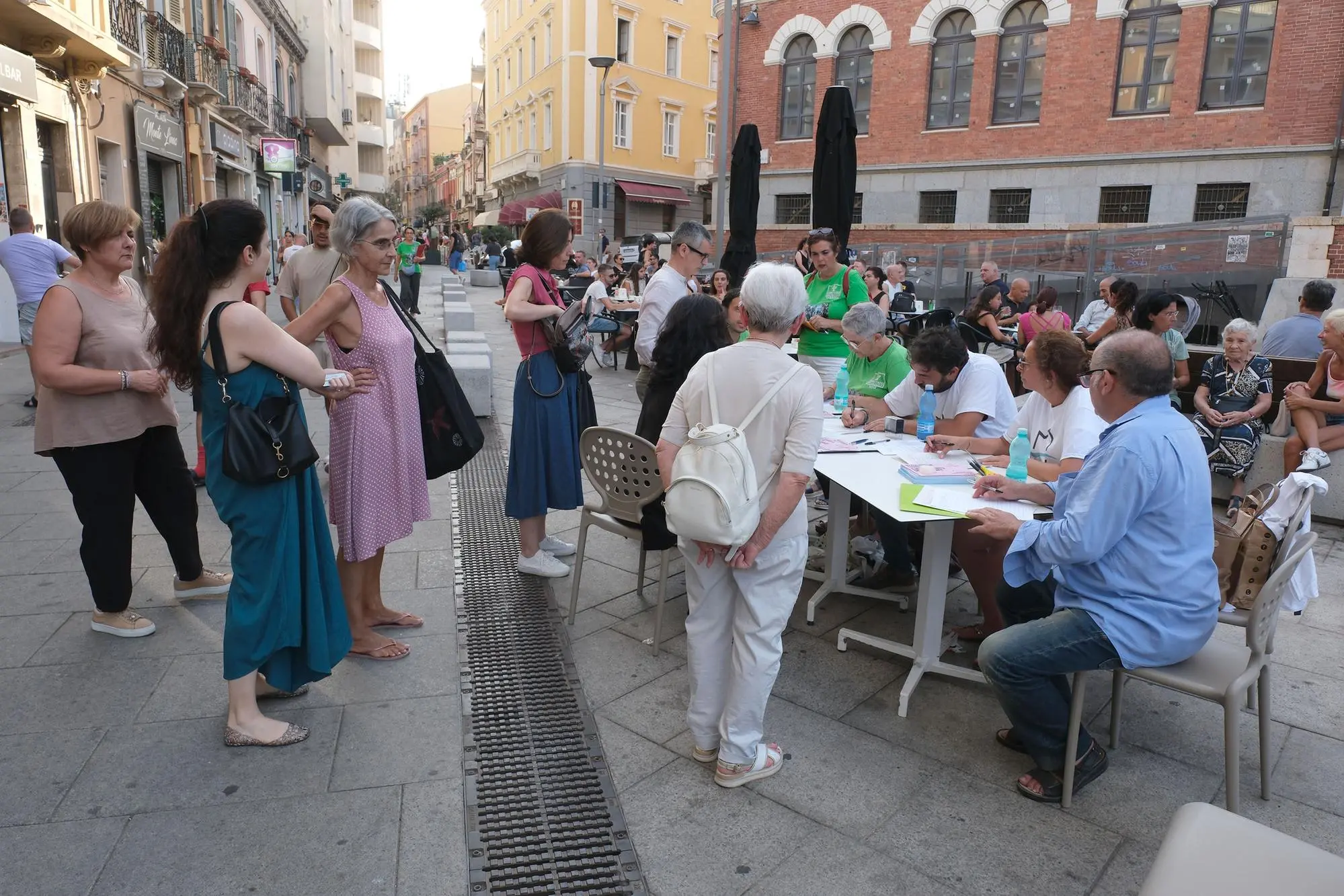 Cagliari, piazza Garibaldi: raccolta firme contro l'eolico (Unione Sarda)