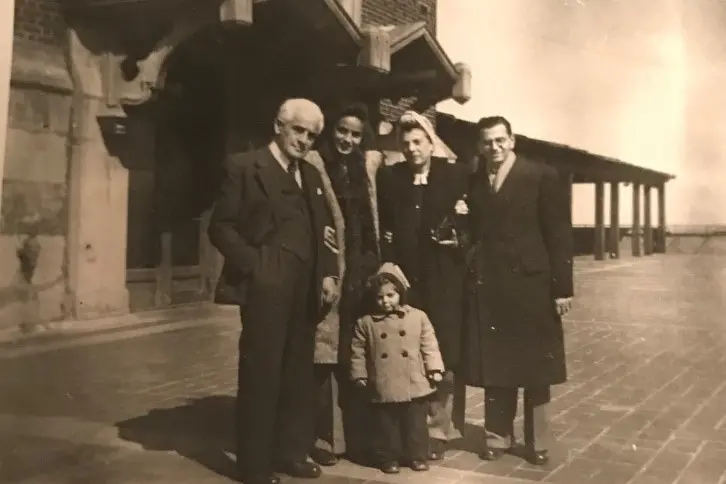 I familiari di Renato Salinas: Armando Salinas (primo\u00A0da destra), la moglie Eva Salinas nata Handke (seconda da sinistra), la figlia Eve Salinas (in basso al centro),\u00A0il nonno Fritz Handke (primo da sinistra) e la zia Kate Handke (seconda da destra)\u00A0fotografati a Shanghai nel 1946