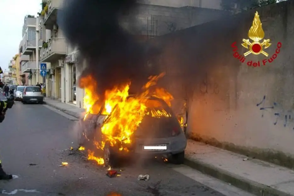 L'auto in fiamme a Quartu (Foto Vigili del Fuoco)