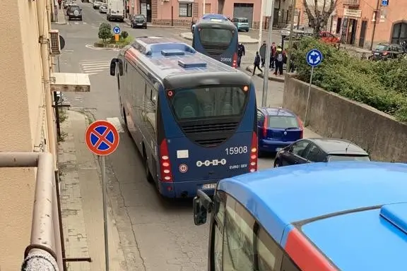 Bosa, bus in via Azuni